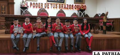 Momento en el que los niños leían el contenido del libro /LA PATRIA