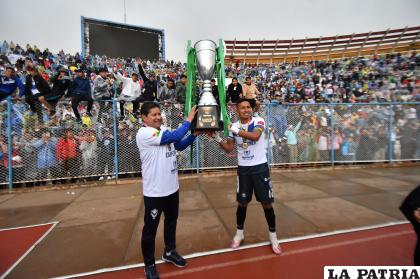 Eduardo Villegas considerado el entrenador más ganador en el fútbol boliviano, seguirá dirigiendo a GV San José /LA PATRIA