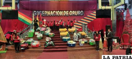Con el objetivo de recaudar juguetes para los niños, Oruro vive la Teletón Navideña /LA PATRIA 
