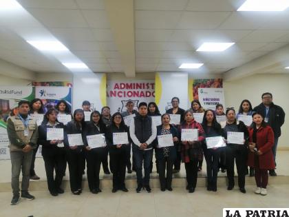 Maestras recibieron su certificado de participación /LA PATRIA
