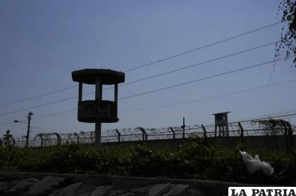 Una torre de vigilancia permanece vacía dentro de la Penitenciaría Litoral en Guayaquil, Ecuador /AP /Dolores Ochoa