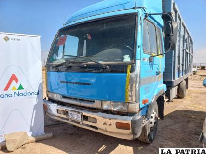  Según videos difundidos en redes sociales, vehículos oficiales facilitarían el paso de camiones cargados de contrabando /Aduana
