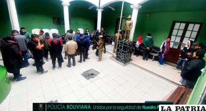 Por consumir bebidas alcohólicas en vía pública, fueron arrestadas 70 personas /Policía Boliviana