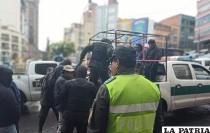 La Policía captura a 20 personas con armas punzo cortantes, algunas son extranjeras /Erbol