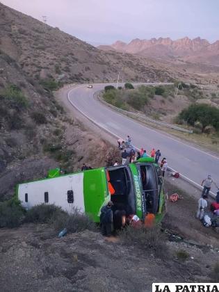 El accidente vial se reportó en el puente Ckonapaya en la ruta Potosí-Sucre /RRSS