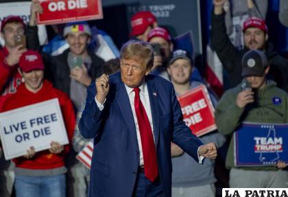 Seguidores escuchan al expresidente de EE.UU. Donald Trump durante un acto de campaña en la Universidad de New Hampshire, en Durham, New Hampshire, este 16 de diciembre /EFE