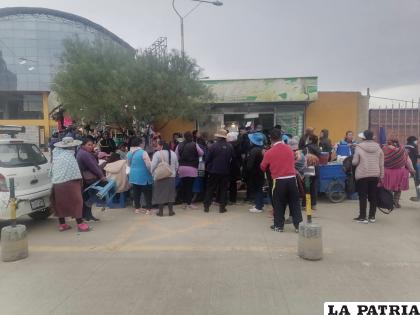 Conflicto entre sindicato de comerciantes por la puerta de ingreso a la Estación de Autobuses /Gentileza 