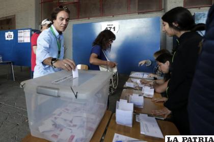 Un ciudadano vota durante la jornada del plebiscito constitucional hoy, en el estadio Nacional de Santiago (Chile) / EFE