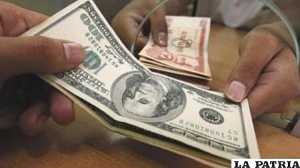 La población se ve obligada a recurrir a los cambistas para obtener moneda estadounidense /ANF