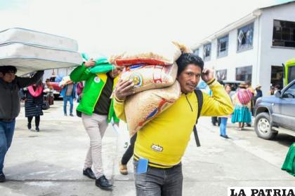 Varios damnificados recibieron los paquetes de ayuda /ABI