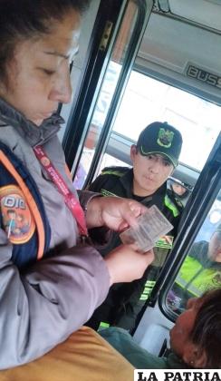 También se verifica que los choferes tengan todo lo necesario para realizar viajes /DIO