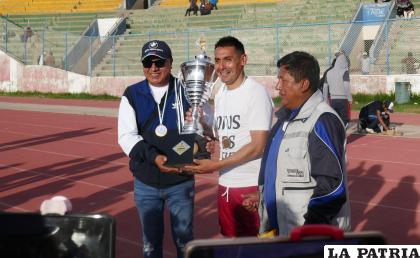 El capitán Alexis Bravo y el presidente Richard Vásquez recibieron el trofeo de campeón /LA PATRIA