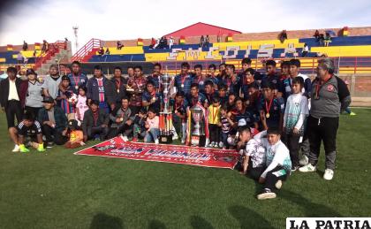El equipo de San Vicente campeón del certamen nacional de fútbol/LA PATRIA