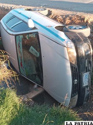 El coche utilizado como taxi terminó encunetado en un canal de la zona Sur /LA PATRIA