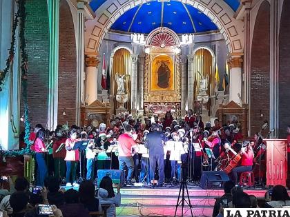 Coro y Orquesta de la UTO juntos en el Santuario del Socavón /LA PATRIA