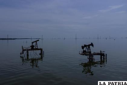 Estructuras petroleras abandonadas en el Lago de Maracaibo /EFE
