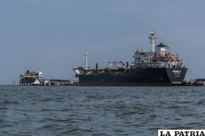 Barco petrolero en el Lago de Maracaibo /EFE