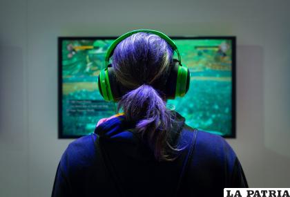 Fotografía de archivo de un visitante en una feria de videojuegos /EFE/Enric Fontcuberta
