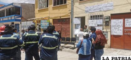 Trabajadores en vigilia para mantener servicio de salud por delegación y no afiliarse a la CNS /LA PATRIA
