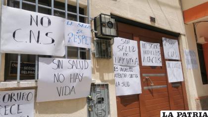 Letreros que fueron puestos por los trabajadores como protesta /LA PATRIA